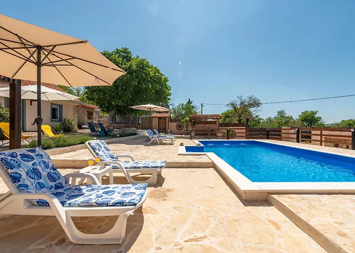 Burgija With Pool Ferienhaus *