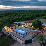 Burgija With Pool Casa vacanze Benkovac