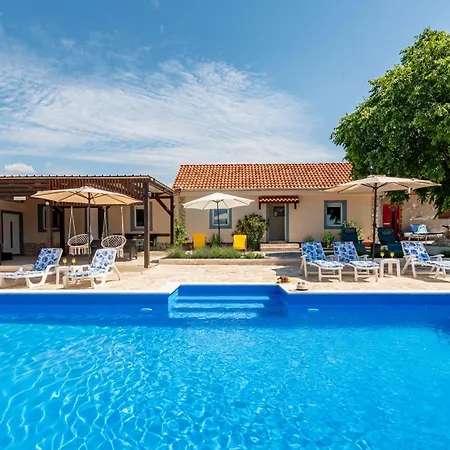 Prázdninový dům Burgija With Pool