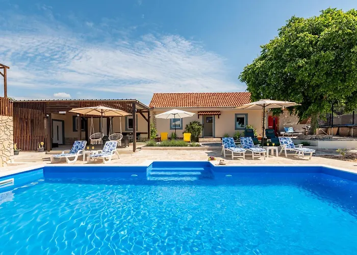 Дом отдыха Burgija With Pool